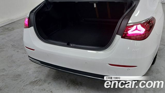 Mercedes-Benz E-Class 2024 — photo 11