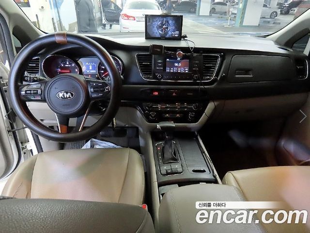 Kia Canival 2017 — photo 11