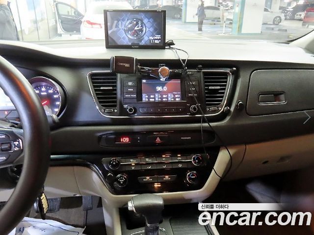 Kia Canival 2017 — photo 12