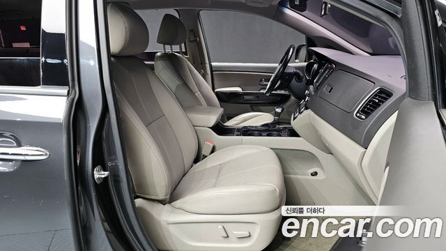 Kia Canival 2018 — photo 16