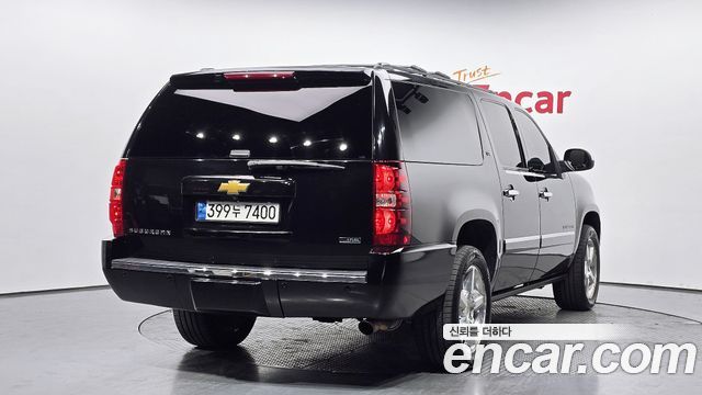 Chevrolet Surburban 2010 — photo 2
