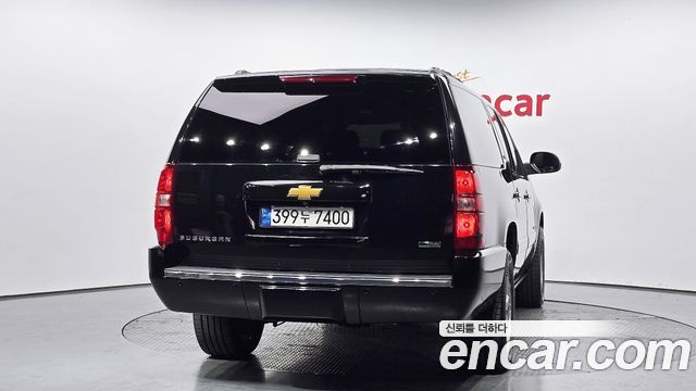 Chevrolet Surburban 2010 — photo 4