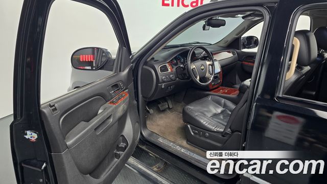 Chevrolet Surburban 2010 — photo 10