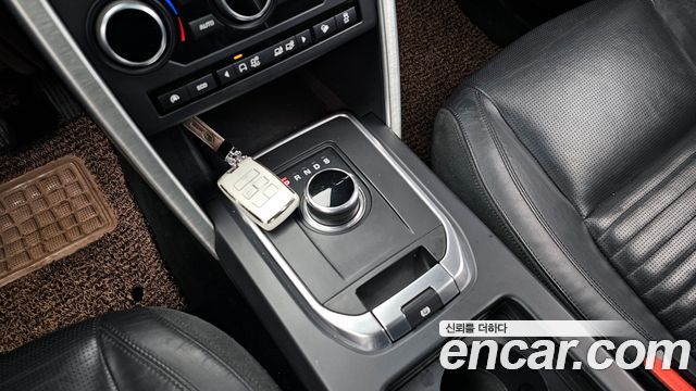 Land Rover Discovery Sport 2017 — photo 12