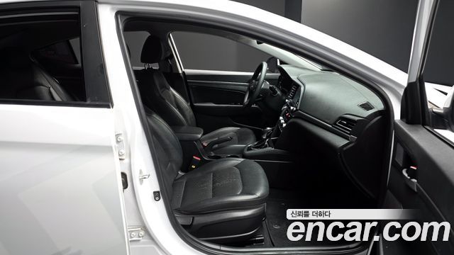 Hyundai AVANTE 2019 — photo 17
