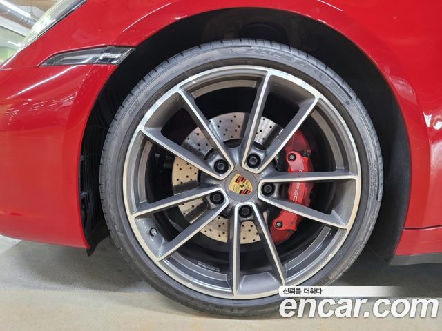Porsche 911 2021 — photo 18