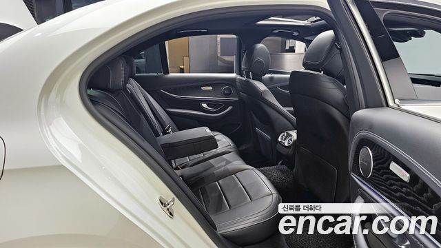 Mercedes-Benz E-Class 2021 — photo 17