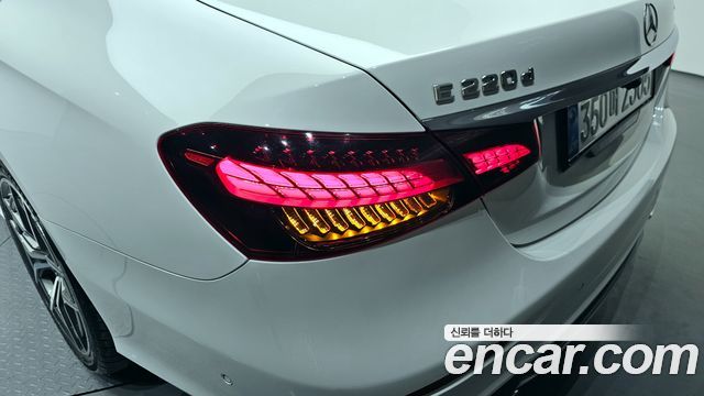 Mercedes-Benz E-Class 2021 — photo 9