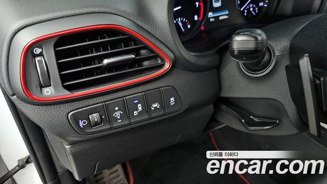 Hyundai i30 2018 — photo 20