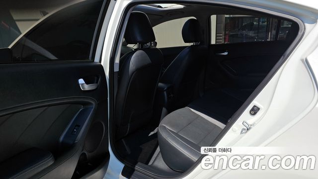 Kia K3 2016 — photo 11