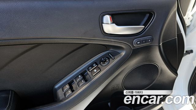 Kia K3 2016 — photo 16