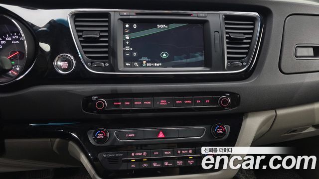 Kia Canival 2016 — photo 16