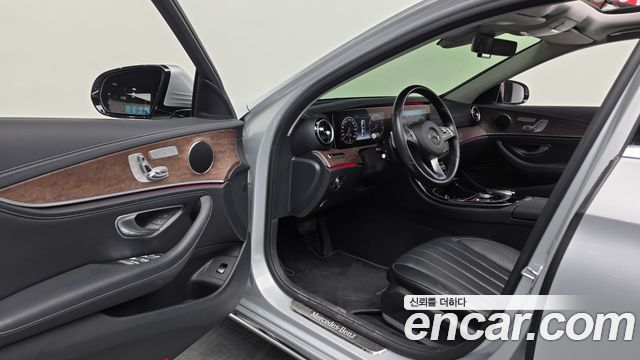 Mercedes-Benz E-Class 2017 — photo 10