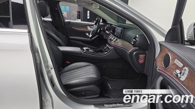Mercedes-Benz E-Class 2017 — photo 11