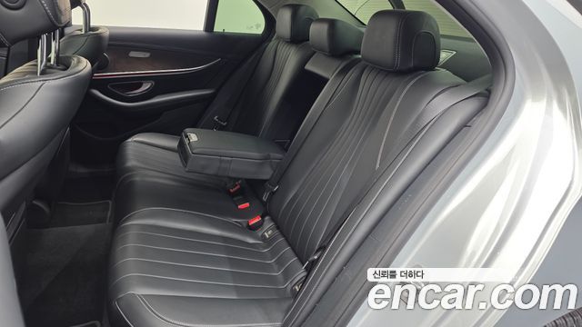 Mercedes-Benz E-Class 2017 — photo 12