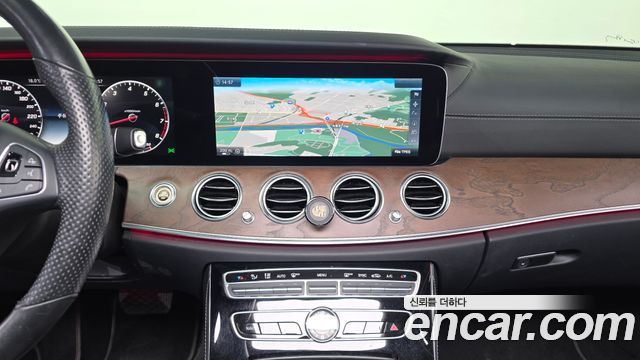 Mercedes-Benz E-Class 2017 — photo 14