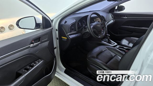 Hyundai AVANTE 2018 — photo 13
