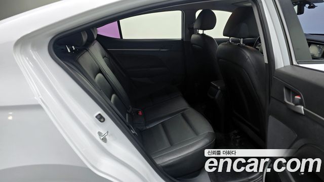 Hyundai AVANTE 2018 — photo 17