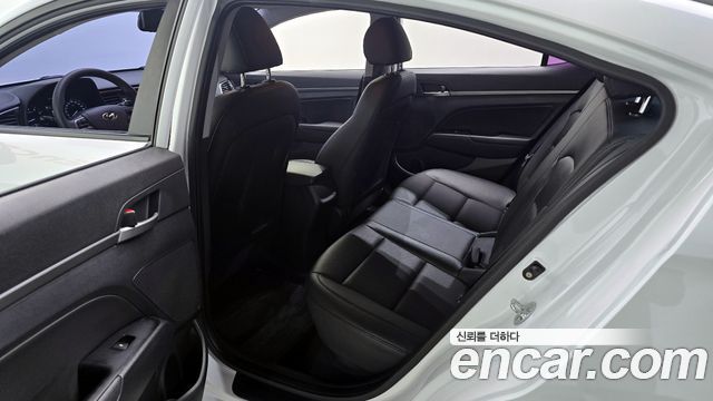 Hyundai AVANTE 2018 — photo 18