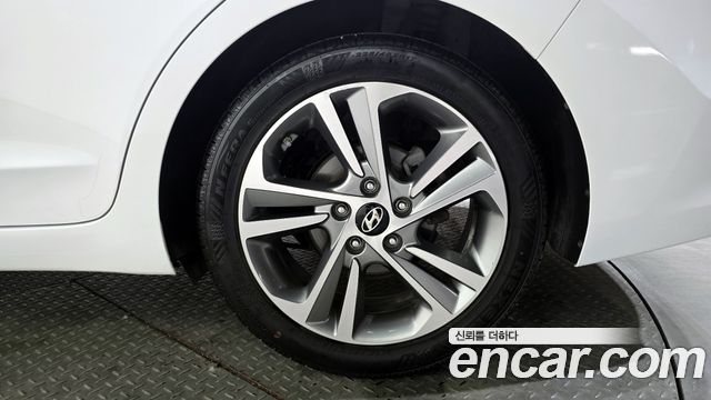 Hyundai AVANTE 2018 — photo 7