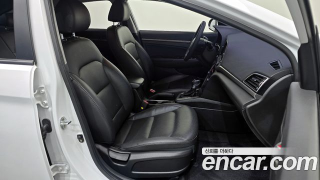 Hyundai AVANTE 2018 — photo 16