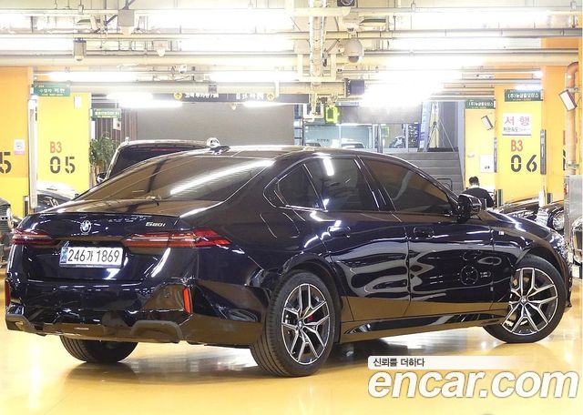 BMW 5-Series 2025 — photo 2