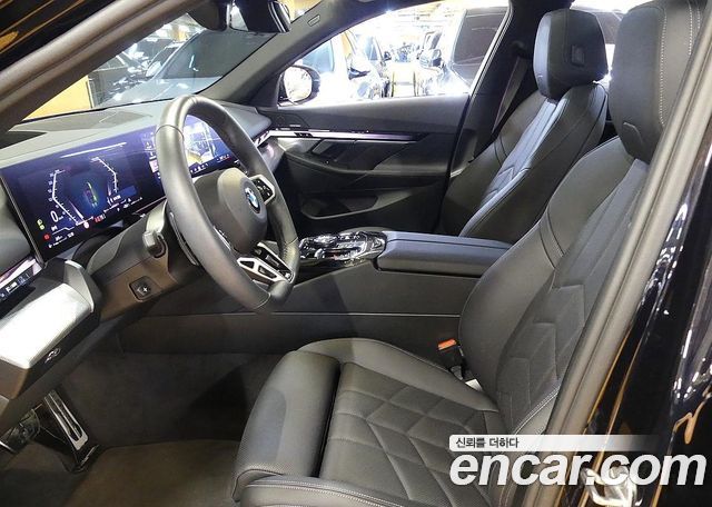 BMW 5-Series 2025 — photo 10