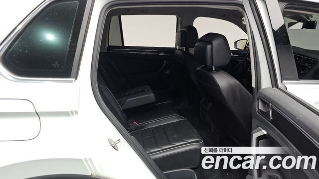 Volkswagen Tiguan 2021 — photo 17