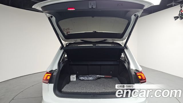 Volkswagen Tiguan 2021 — photo 26