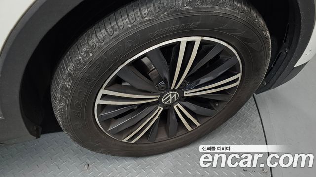 Volkswagen Tiguan 2021 — photo 33