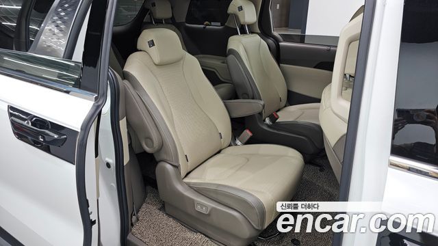 Kia Canival 2021 — photo 28