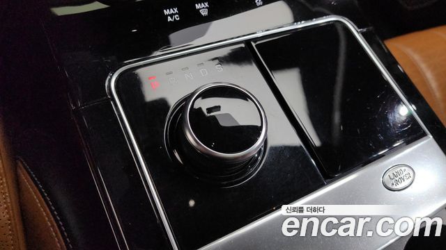 Land Rover Range Rover Velar 2019 — photo 12