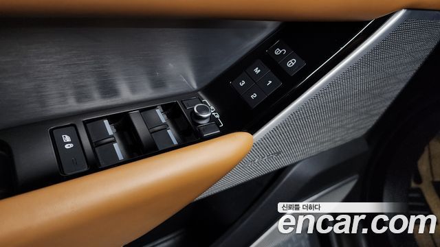 Land Rover Range Rover Velar 2019 — photo 33