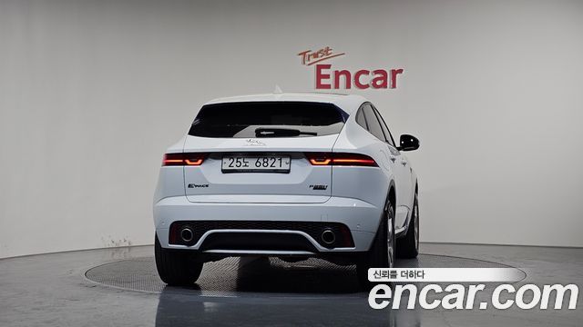Jaguar E-PACE 2018 — photo 4