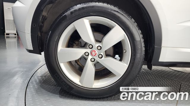 Jaguar E-PACE 2018 — photo 5