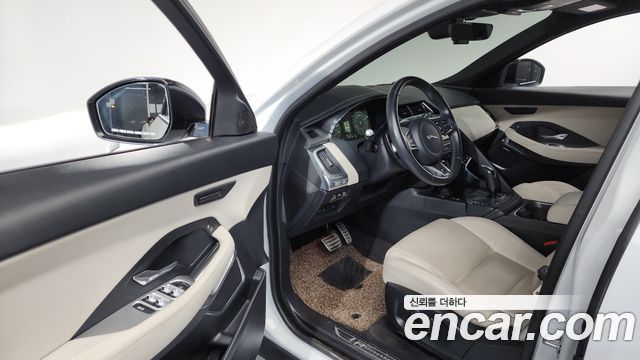 Jaguar E-PACE 2018 — photo 10
