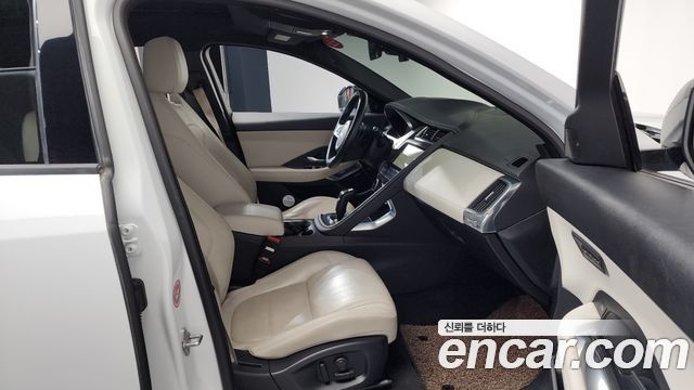 Jaguar E-PACE 2018 — photo 11