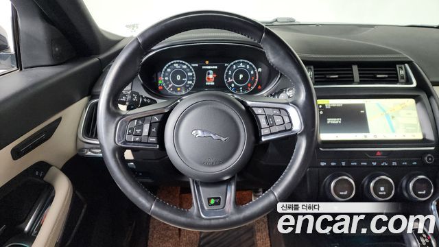 Jaguar E-PACE 2018 — photo 12