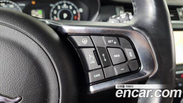 Jaguar E-PACE 2018 — photo 17