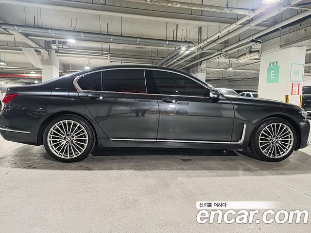 BMW 7-Series 2021 — photo 19