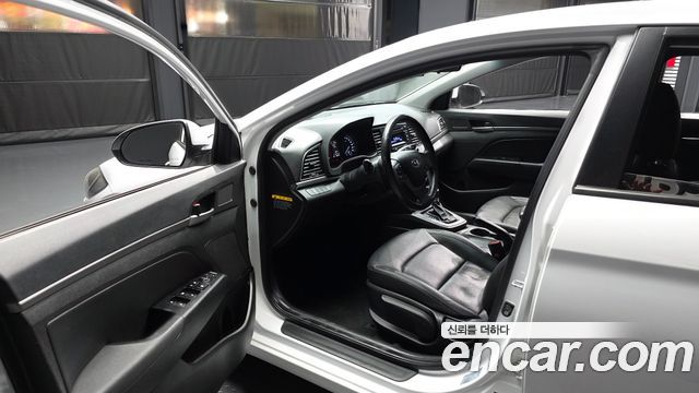 Hyundai AVANTE 2016 — photo 10
