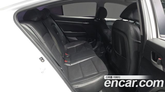 Hyundai AVANTE 2016 — photo 12