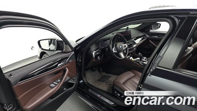 BMW 5-Series 2022 — photo 10