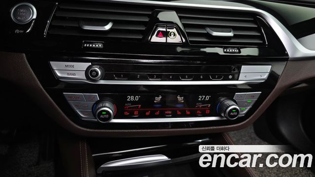 BMW 5-Series 2022 — photo 16