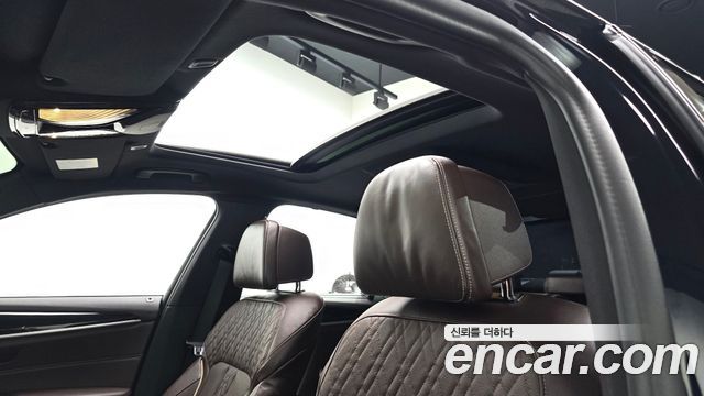 BMW 5-Series 2022 — photo 18