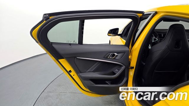 BMW 1-Series 2022 — photo 15