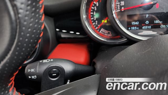 Mini Cooper Convertible 2020 — photo 24
