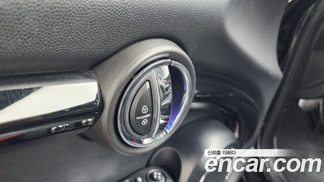 Mini Cooper Convertible 2020 — photo 26