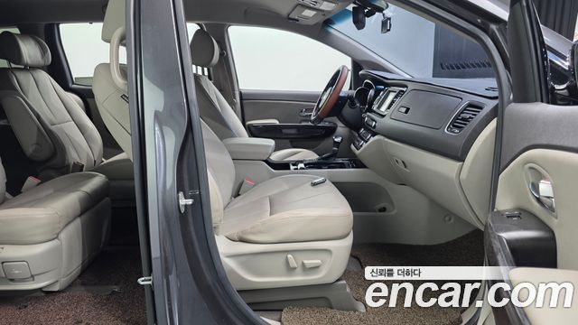 Kia Canival 2018 — photo 16