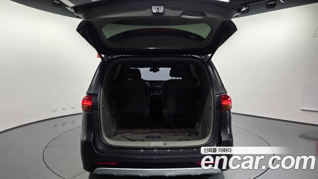 Kia Canival 2018 — photo 33